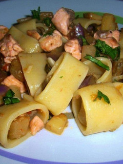 Foto di Calamarata con salmone e melanzane