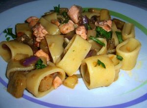 Foto di Calamarata con salmone e melanzane