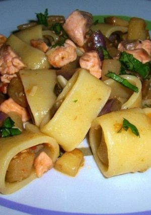 Foto di Calamarata con salmone e melanzane