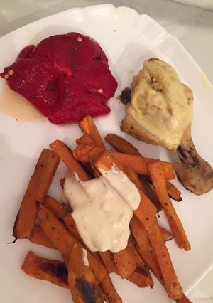 Édesburgonya tejfölös fokhagymás combbal recept fotója