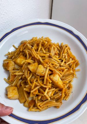 Una foto de Fideos estilo fideuá con sepia