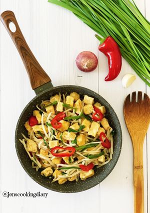A picture of Tofu Chives Bean Sprouts Stir Fry.