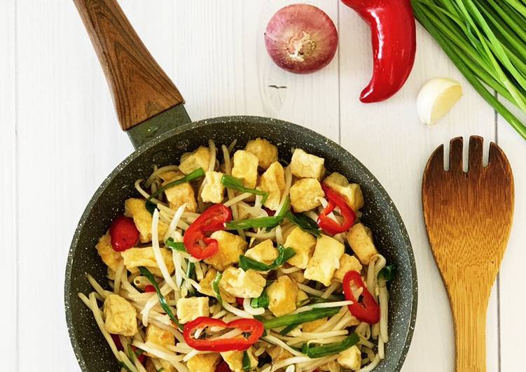 Recipe of Perfect Tofu Chives Bean Sprouts Stir Fry