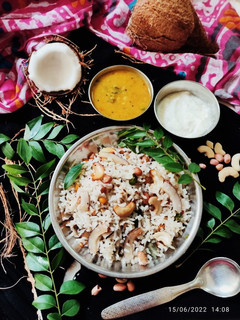 કોકોનટ રાઈસ (Coconut Rice Recipe In Gujarati) રેસીપી મુખ્ય ફોટો