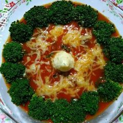 A picture of Broccoli in creamy cheesey gravy.