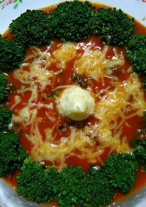 A picture of Broccoli in creamy cheesey gravy.