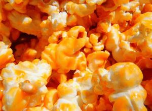 Una foto de Palomitas de maíz con queso cheddar y chile. 🍿🧀🌶