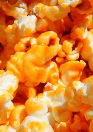 Una foto de Palomitas de maíz con queso cheddar y chile. 🍿🧀🌶