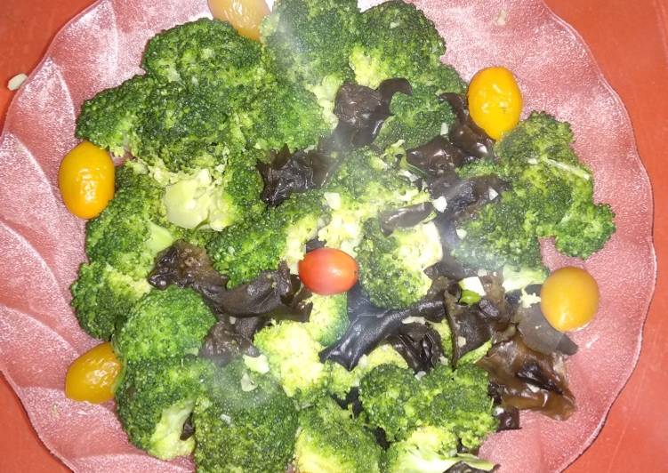 Langkah memasak Tumis brokoli jamur kuping Lezat
