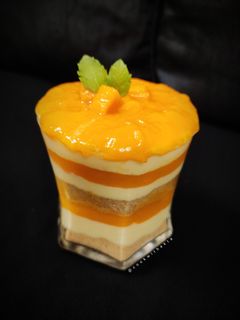 3 लेयर्ड मैंगो कस्टर्ड डेसर्ट (3 layered mango custard dessert) रेसिपी मुख्य फोटो