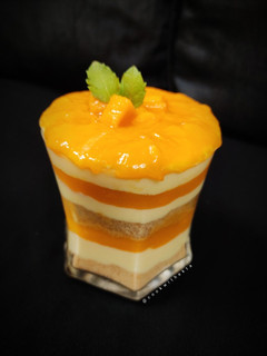 3 लेयर्ड मैंगो कस्टर्ड डेसर्ट (3 layered mango custard dessert) रेसिपी मुख्य फोटो