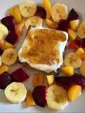 Merienda súper saludable con fruta y pan de avena al microondas