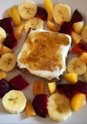 Una foto de Merienda súper saludable con fruta y pan de avena al microondas