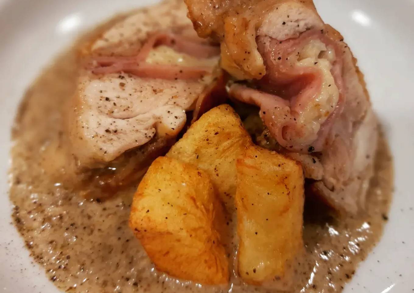 Muslos rellenos con salsa de champiñones