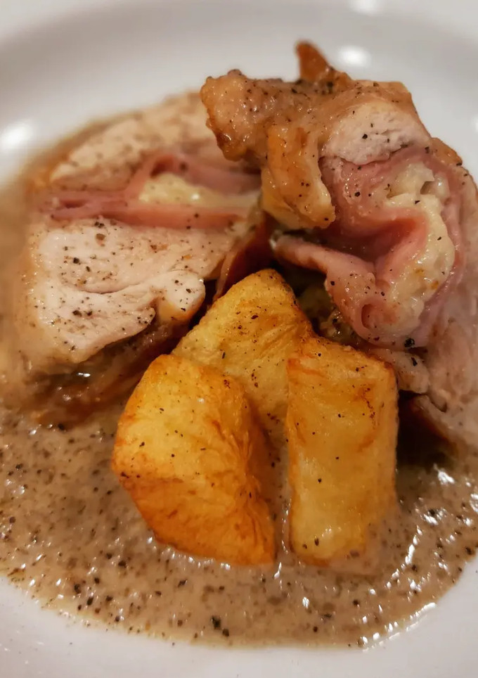 Una foto de Muslos rellenos con salsa de champiñones