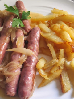 Una foto de Salchichas al vino encebolladas