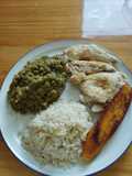 Almuerzo de arvejas y pechuga a la naranja