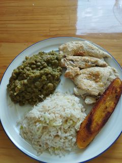 Una foto de Almuerzo de arvejas y pechuga a la naranja