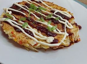 Foto principal de Tortilla japonesa de repollo gambas y jamón (okonomiyaki)