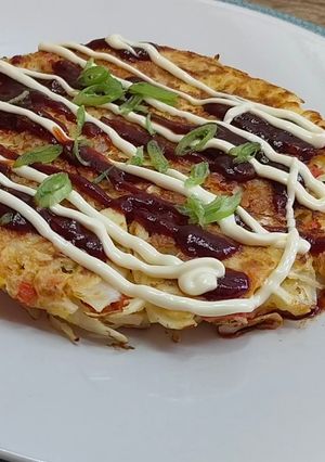 Una foto de Tortilla japonesa de repollo gambas y jamón (okonomiyaki)