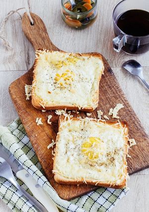 Una foto de Tostada con huevo y queso