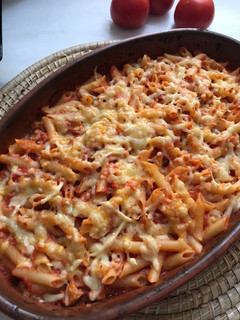 Una foto de Macarrones dos versiones: con boloñesa de soja texturizada o con atún
