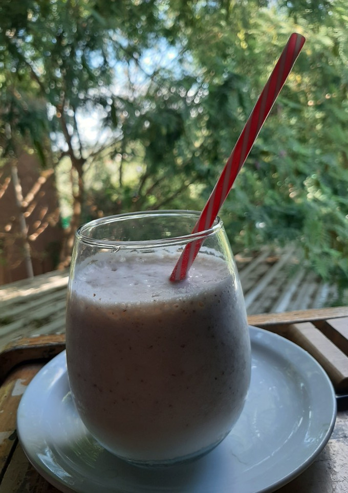 Una foto de Licuado de pera con frutillas