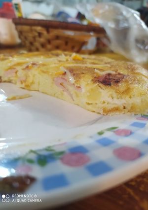 Una foto de TORTILLA DE PAPA CON JAMÓN 😋😋