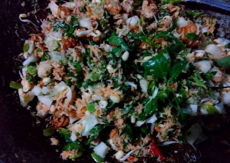 Trancam (urap sayur mentah)