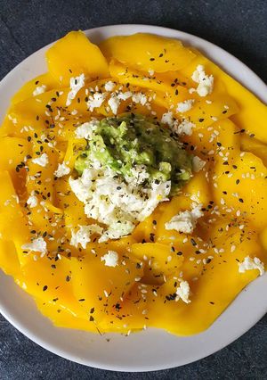 Une photo de Rosace de carpaccio de mangue, avocat et mozzarella
