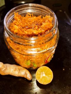 ओल्या हळदीचे लोणचे (olya haldicha loncha recipe in marathi) रेसिपी चे मुख्य फोटो 