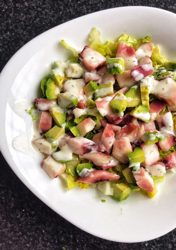 Una foto de Ensalada de pulpo y aguacate 🥑 🐙