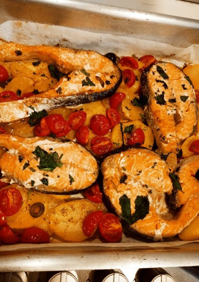 Дуже смачний запечений лосось з овочами