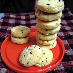 A picture of Kalonji (nigella) cookies.