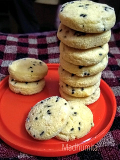 A picture of Kalonji (nigella) cookies.