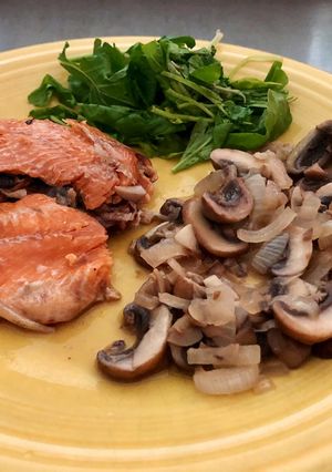 Una foto de Portobellos con cebolla y ajo al champán