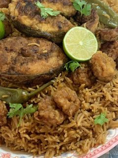 صورة لوصفة رز صياديه مع سمك مقلي وصوص الطحينيه