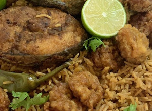 صورة لوصفة رز صياديه مع سمك مقلي وصوص الطحينيه
