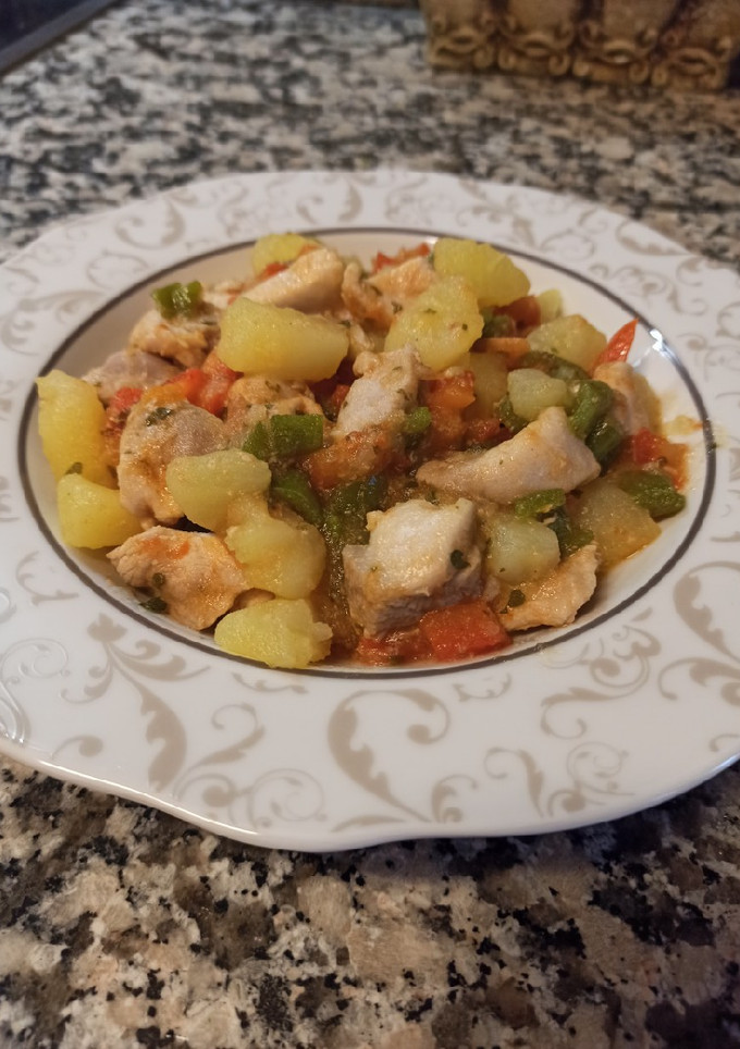 Una foto de Pollo con verduras. Muy rápido y fácil de hacer