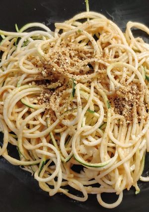 Une photo de Spaghettis de courgette crue/sauce arachide (vegan)