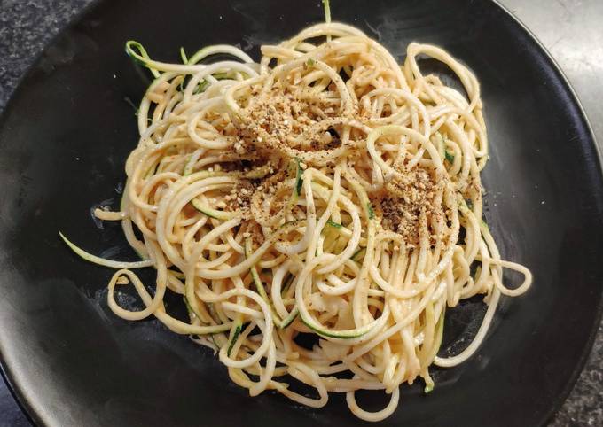 Méthode la plus simple pour Faire Rapidité Spaghettis de courgette crue/sauce arachide (vegan)