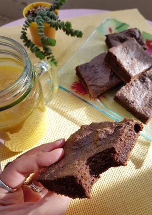 Una foto de BROWNIES INTEGRALES DE BANANA Y AVENA❕❗