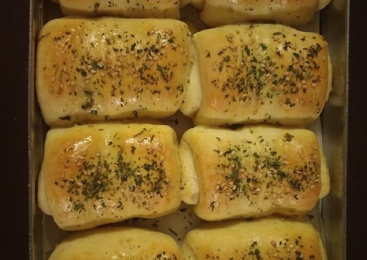 Pav stuffed with cheese and chicken