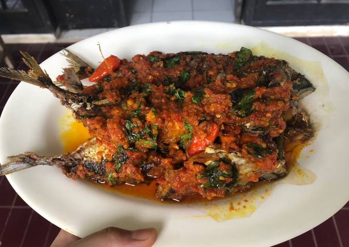 Ikan kembung pesmol bumbu merah