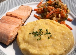 Une photo de Saumon et polenta parmesan aux petits légumes grillés