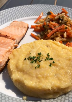 Une photo de Saumon et polenta parmesan aux petits légumes grillés