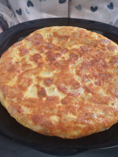 Una foto de Tortilla de patatas con salchichas de bacon y queso
