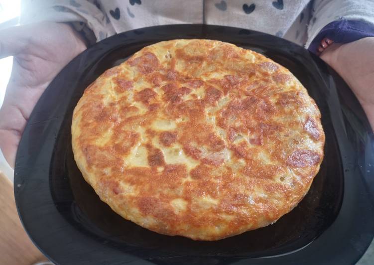 Receta Perfecto Tortilla de patatas con salchichas de bacon y queso