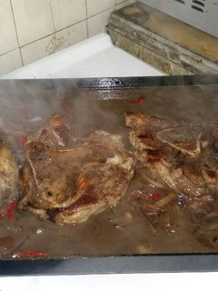 Una foto de Osobuco a la portuguésa en la plancheta