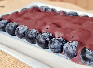 Una foto de Chocolate blueberry bark inspirada en Lastochka 🥰🍫 Barra saludable de arándanos y chocolate 🫐